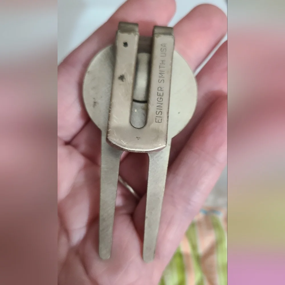 Vintage golf money clip divot tool marker EISINGER SMITH Williamsburg ford's col